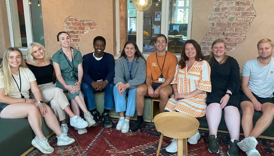 Tina Linnea Foss- Stray, Emma Fløde, Aleksandra Kosalka, Joel Nziza , Frida Almåsstø Syrstad, Petter Engenes, Hilde Wøhni Joakimsen (alle på nyheter) Millie Martine Ørke (papirdesk) og Henrik Gill (sport) Louise Holst Andersen og Espen Sand var ikke på jobb da bildet ble tatt. Tina Linnea Foss- Stray, Emma Fløde, Aleksandra Kosalka, Joel Nziza , Frida Almåsstø Syrstad, Petter Engenes, Hilde Wøhni Joakimsen (alle på nyheter) Millie Martine Ørke (papirdesk) og Henrik Gill (sport) Louise Holst Andersen og Espen Sand var ikke på jobb da bildet ble tatt.