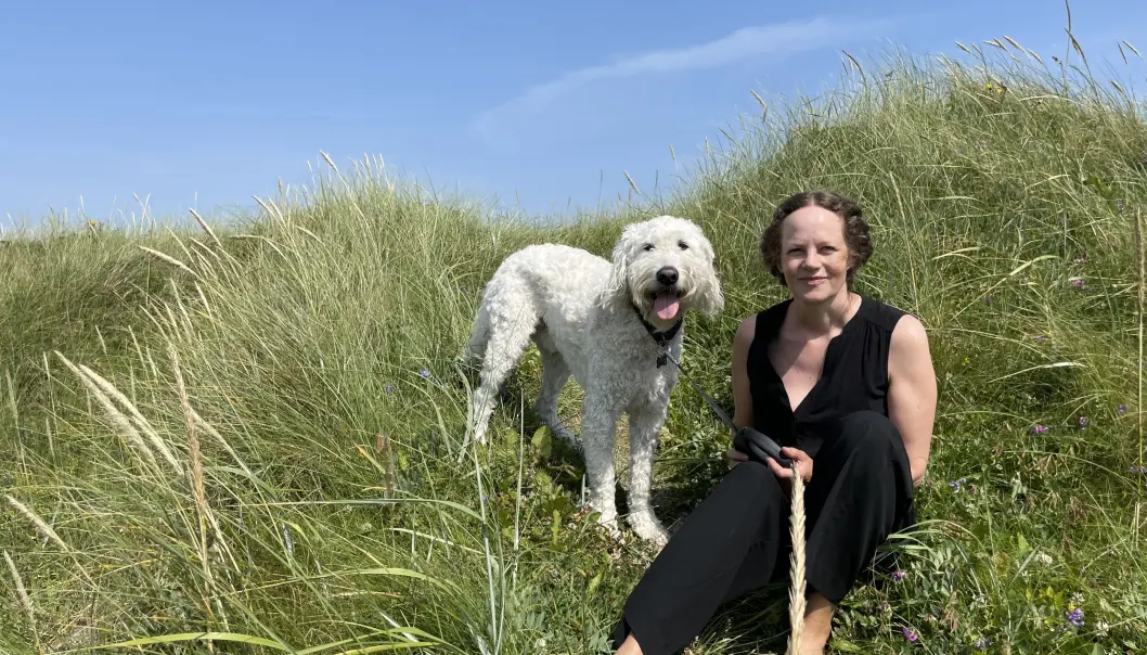 Merete Horpestad og hunden trives best på familiehytta ved Refsnesstranda. Merete Horpestad og hunden trives best på familiehytta ved Refsnesstranda.