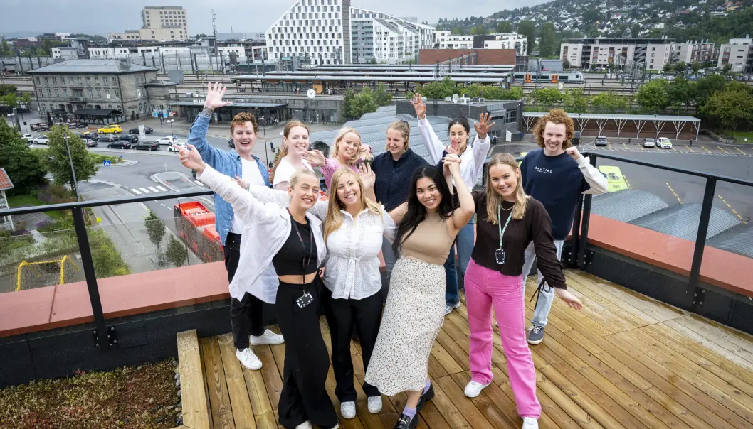 Sommervikarene i Romerikes Blad: Fra øverst venstre: Johannes Hellstrand Frøshaug, Maria Borghans Karlsen, Anna Celine Hanish, Marianne Ness Johnsen, Samar Nouri, Petter Stensås. Første rad fra venstre: Elise Nordberg Næss, Eline Molvær Løndal, Celina Tran, Hedda Solbakken. Regine Caroline Filseth er ikke tilstede. Sommervikarene i Romerikes Blad: Fra øverst venstre: Johannes Hellstrand Frøshaug, Maria Borghans Karlsen, Anna Celine Hanish, Marianne Ness Johnsen, Samar Nouri, Petter Stensås. Første rad fra venstre: Elise Nordberg Næss, Eline Molvær Løndal, Celina Tran, Hedda Solbakken. Regine Caroline Filseth er ikke tilstede.