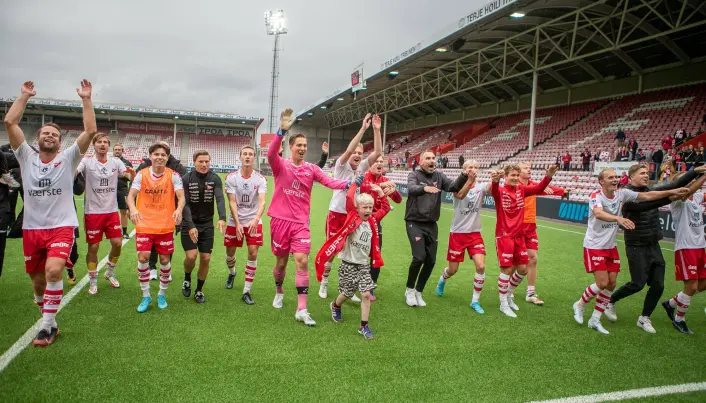 På søndag ble Albert tatt med ned på banen for å feire med FFK-spillerne. På søndag ble Albert tatt med ned på banen for å feire med FFK-spillerne.