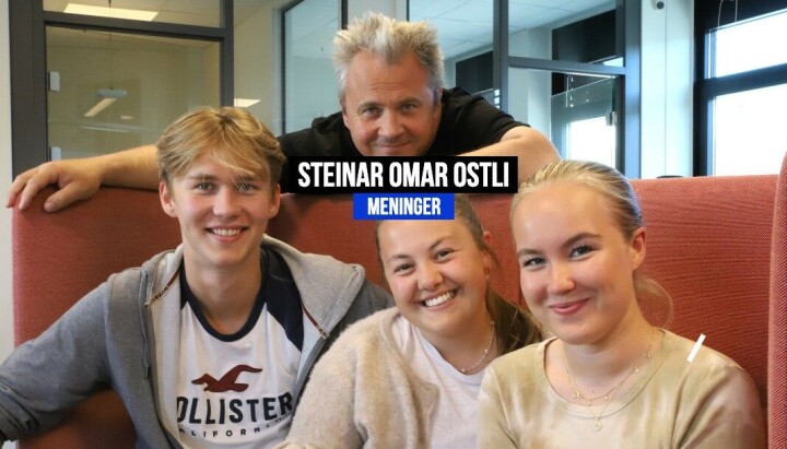 Steinar Omar Østli har jobbet i HA i en årrekke, og pleier også å jobbe hele sommeren. Hvert eneste år lar han seg begeistre av hvor flinke og hyggelige sommervikarene i Halden Arbeiderblad er. Her representert ved Mathias Bakke Eidissen, Sofie Gilstedt Odberg og Maren Skovrand (t.h.) sittende i sofaen foran Østli. Sommervikarene Jesper Sandø Bjørneby og Håkon Backe Eriksen var ikke til stede da bildet ble tatt.