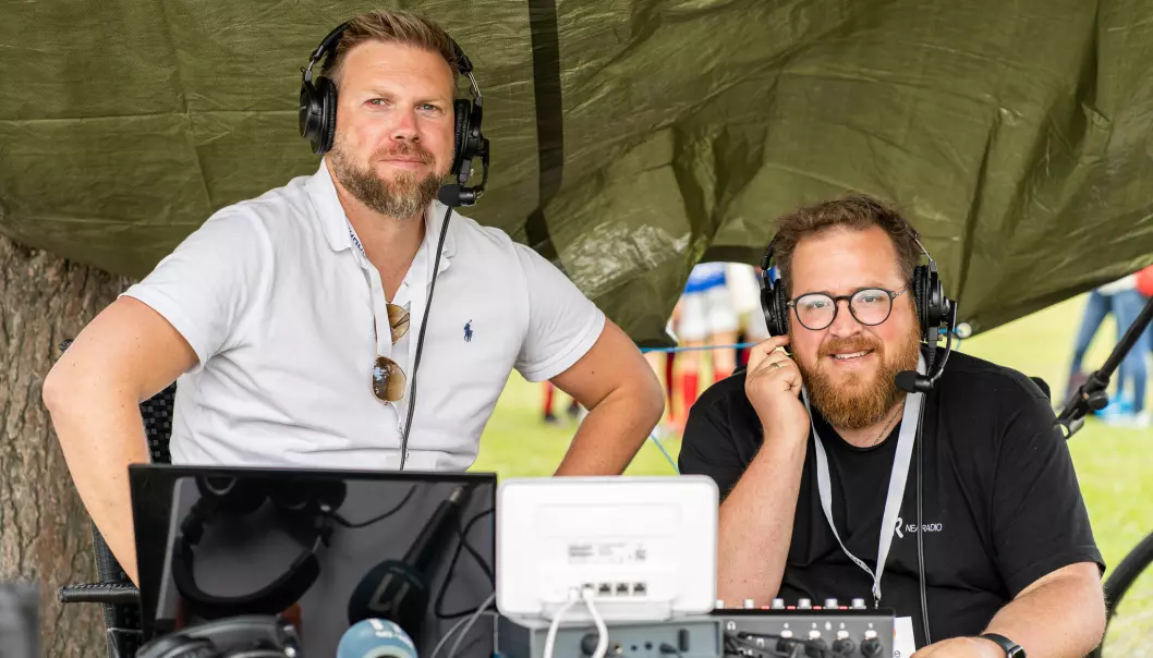 Arild Berg og Erlend Engan fra Nea Radio holdt tirsdagens sending ute i det fri.