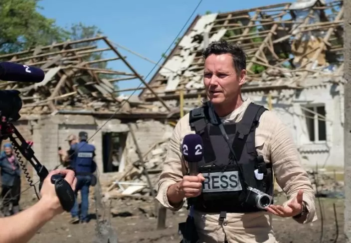 TV 2-reporteren bodde på et hotell i Ukraina i januar. Nå er det bombet sønder og sammen
