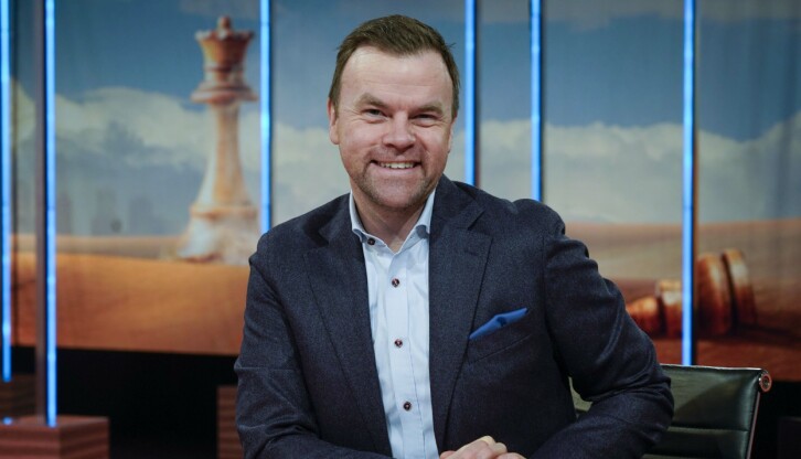 Ole Rolfsrud fra da han ledet NRKs sjakk sendinger under sjekk-VM i Dubai.