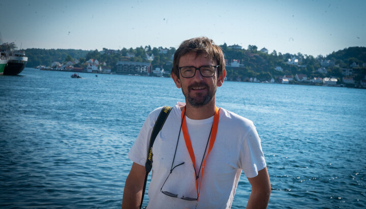 Esben Holm Eskelund i Geita.no. I bakgrunnen er Tromøy, området avisen dekker.