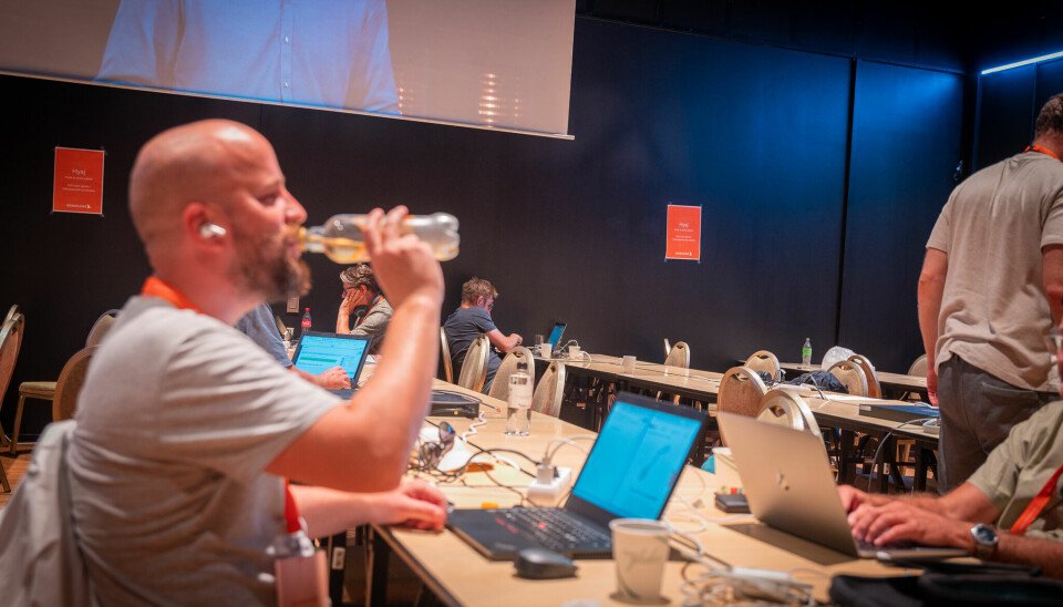 Marius Helge Larsen i NTB (i forgrunnen) slukker tørsten på pressesenteret, etter at det ble lov å ta med drikke.