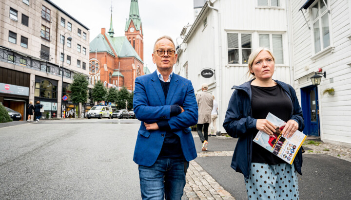 Magnus Takvam og Tone Sofie Aglen på vei ned gaten i Arendal sentrum.