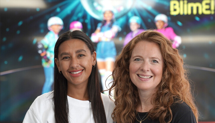 NRK Super tildeles Jonasprisen 2022 for sin årelange innsats for økt inkludering og aksept for forskjellighet. Her er programleder Selma Ibrahim (t.v.) og redaktør Siril Heyerdahl avbildet da de tok imot æresprisen på vegne av redaksjonen.