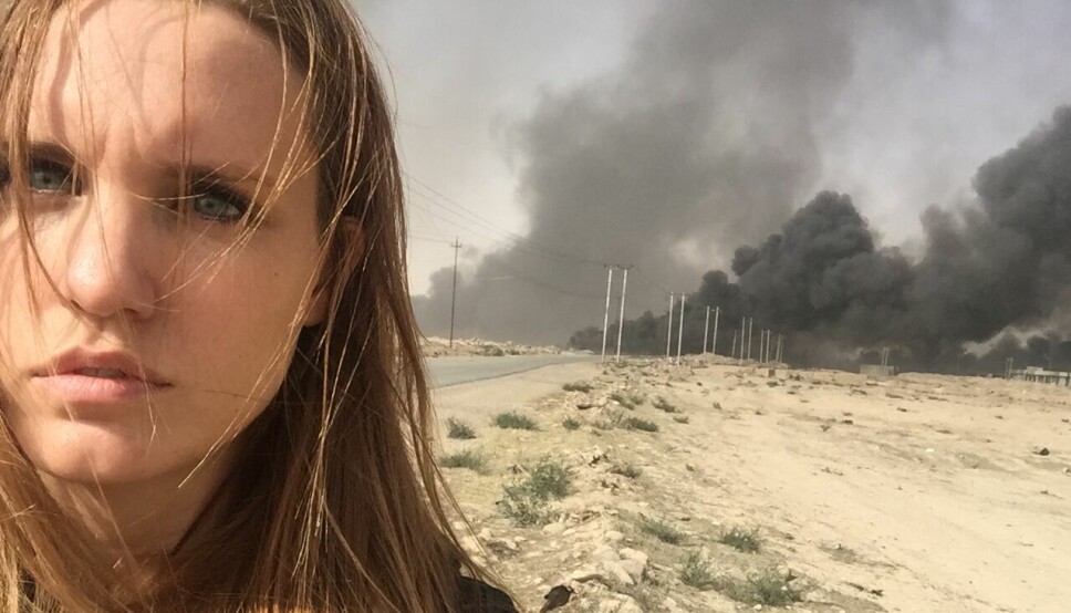 Kristin Solberg foran et brennende oljefelt som IS satte fyr på i Irak da hun dekket kampen mot IS for NRK. Korrespondent-jobben var viktig for arbeidet med hennes nye bok.