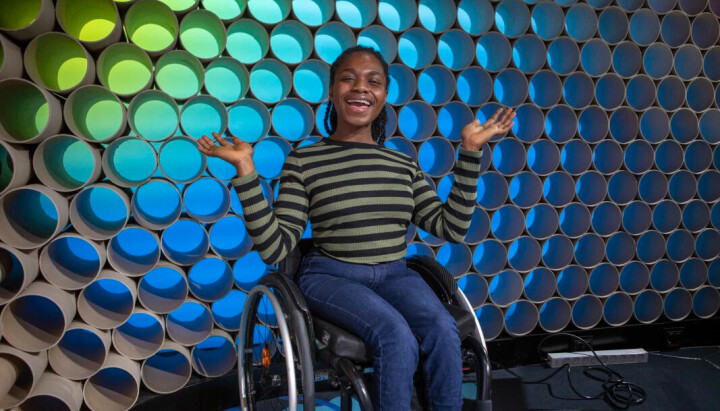 Salamatu Kamara (26) er programleder og profil i Supernytt og NRK Super. Salamatu Kamara (26) er programleder og profil i Supernytt og NRK Super.