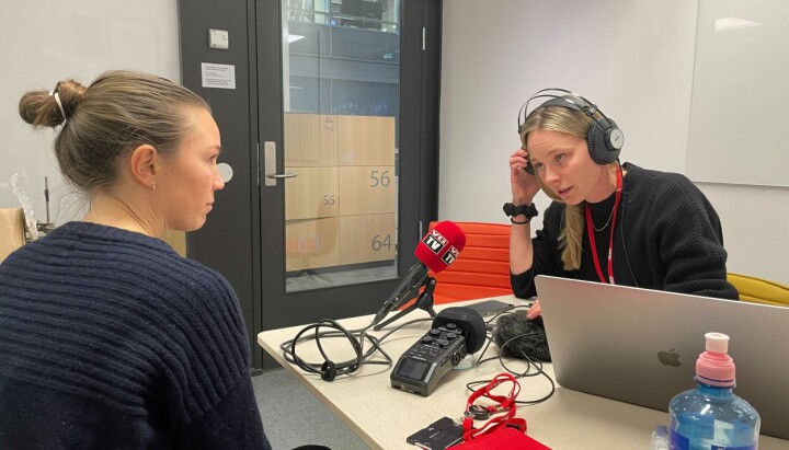 Natalie Remøe Hansen (til venstre) og Ida Thune Øritsland avbildet under arbeidet med dokumentarserien.