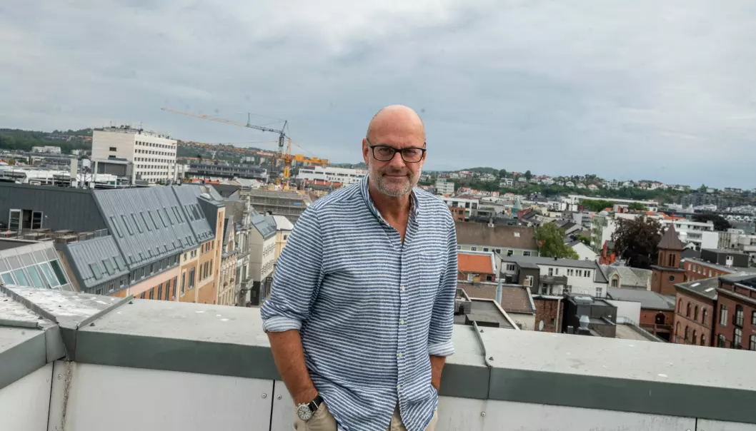 Distriktsredaktør Morten Rød på taket til NRK Sørlandet-bygget i Kristiansand.