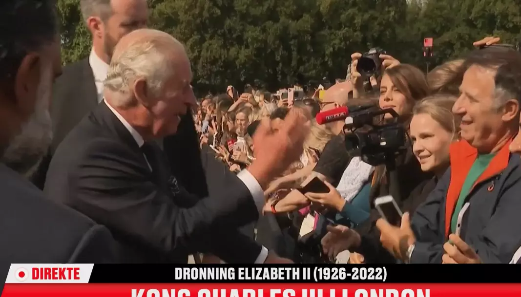 Kristina Kinne (lyst hår, nummer to fra høyre) og Storbritannias konge Charles den tredje utenfor Buckingham Palace fredag ettermiddag.