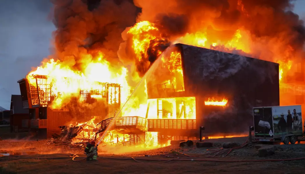 Brannmannskaper fikk tidlig mandag morgen kontroll på brannen i et boligbygg i sentrum av Longyearbyen på Svalbard. Svalbardposten eier en av leilighetene som ble totalskadd.