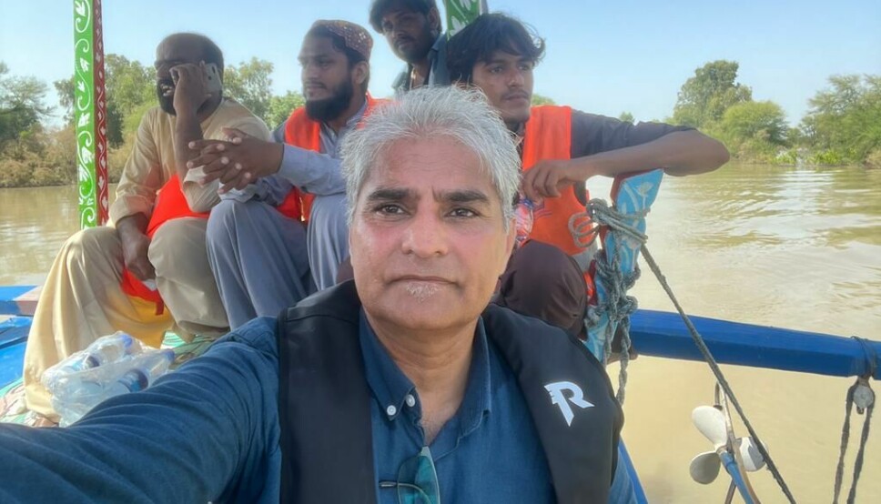 Atta Ansari avbildet på vei til en landsby som er helt omringet av elven Indus. Beboerne er helt isolerte på en «øy», forteller han.