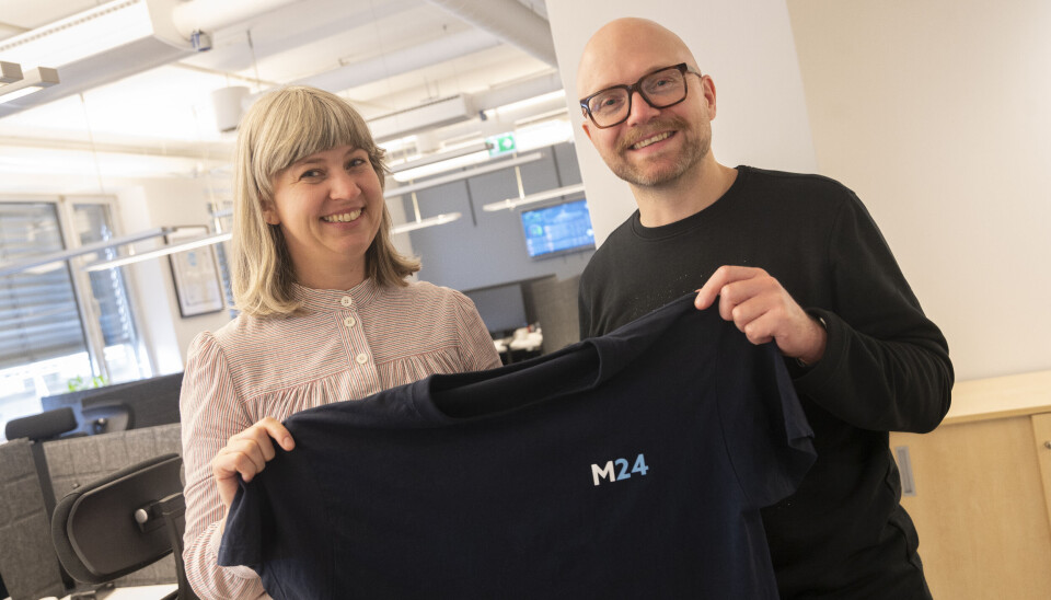 Signeringsbilde: Medier24s nye sjefredaktør Cornelia Kristiansen (til venstre) overtar stafettpinnen fra nyhetsredaktør Jan Magnus Weiberg-Aurdal, som har vært konstituert i stillingen siden mai. Signeringsbilde: Medier24s nye sjefredaktør Cornelia Kristiansen (til venstre) overtar stafettpinnen fra nyhetsredaktør Jan Magnus Weiberg-Aurdal, som har vært konstituert i stillingen siden mai.