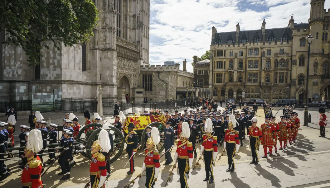 Kisten med dronning Elizabeth forlater Westminster Abbey etter begravelsen mandag. Kisten med dronning Elizabeth forlater Westminster Abbey etter begravelsen mandag.