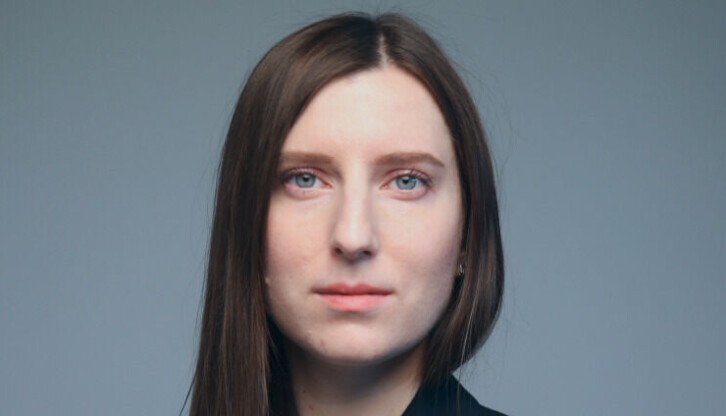Kyiv Independent stiller med gravesjef Anna Myroniuk på Data-SKUP.