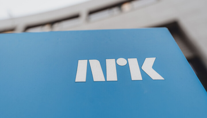 Bilde av NRK-logo utenfor Marienlyst i Oslo.