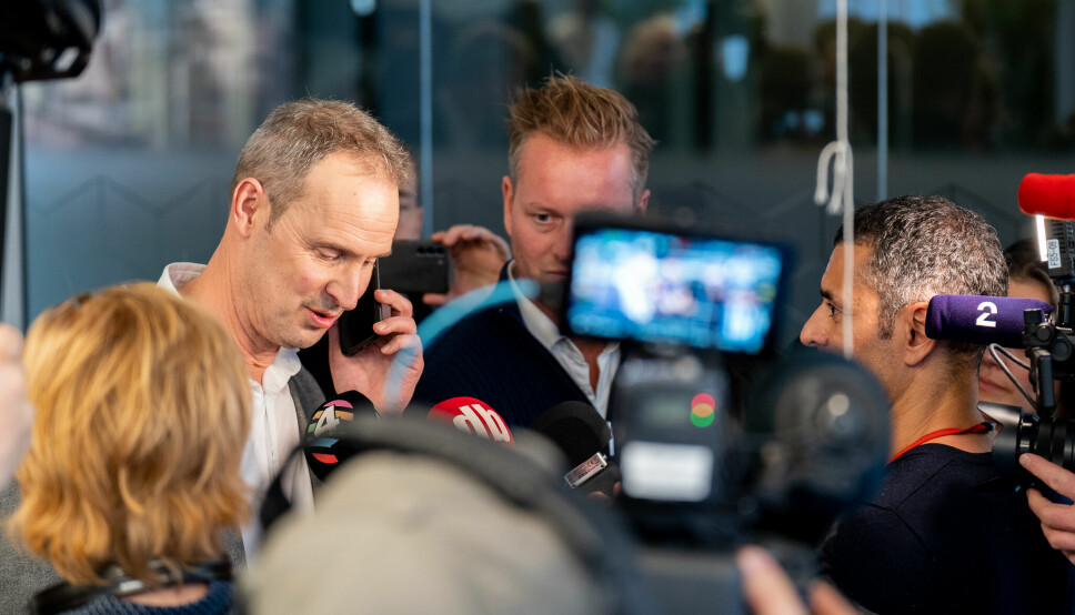 Bjørn Olav Jahr ble omringet av flere journalister da han ankom pressekonferansen.
