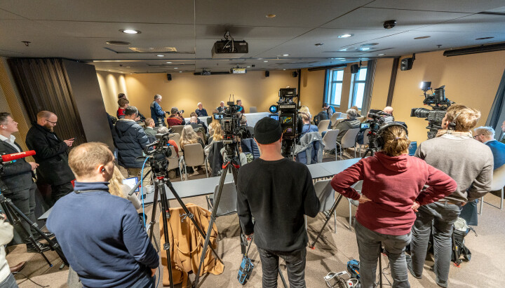 Pressen rigget til pressekonferanse etter rettssaken.