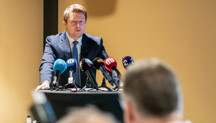Advokat Bjørn André Gulstad talte til pressen som hadde møtt opp.