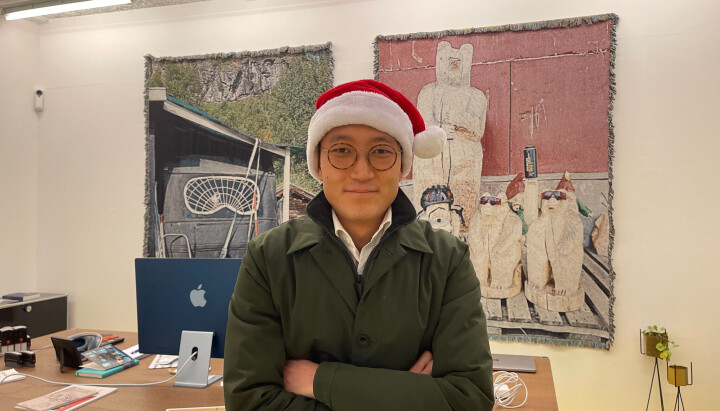 Subjekt-redaktøren i juledrakten.