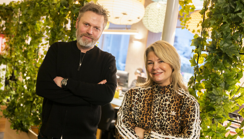 Redaksjonssjef i Underholdningsavdelingen i NRK, Rune Lind og prosjektleder Liza Stokke i de gamle lokalene til Radioresepsjonen.