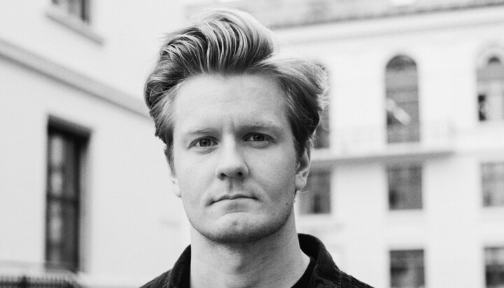 Matias Grinde (30) har fått fast jobb som reporter på Børsen
