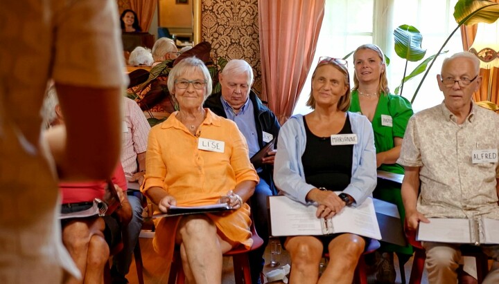 Demenskoret - med programleder Ingrid Gjessing Linhave (nr to fra høyre) -  har medvirket til en markant økning i henvendelser på Nasjonalforeningen for folkehelsens demenslinje.