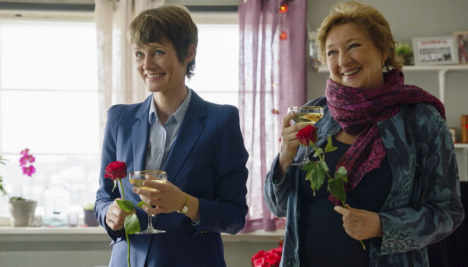 Pernille Sørensen og Arnhild Litleré som rollefigurene Lisbeth og Britt i Side om side. Pernille Sørensen og Arnhild Litleré som rollefigurene Lisbeth og Britt i Side om side.