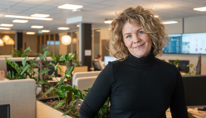 Linn Kristin Djønne er debattredaktør i Laagendalsposten i Kongsberg. Linn Kristin Djønne er debattredaktør i Laagendalsposten i Kongsberg. Bildet er tatt inne i redaksjonslokalet, med planter og dataskjermer i bakgrunnen.