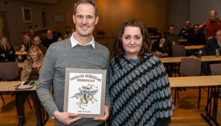 Bjørn Olav Jahr fikk Haugesund journalistlags hederspris. Her sammen med leder i journalistlaget, Grethe Hopland Ravn. Bjørn Olav Jahr fikk Haugesund journalistlags hederspris. Her sammen med leder i journalistlaget, Grethe Hopland Ravn.
