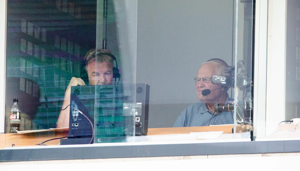 NRK ønsker ny kommentator. Her er Lars Tjærnås og Arne Scheie i kommentatorboksen under omkampen, Norge - Brasil i fotball på Ullevaal stadion i 2018.