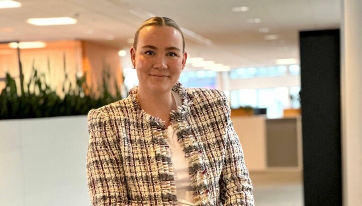 Pernille Elene Bjørtomt Hunes er den nye sjefen i Sol-redaksjonen. Bilde av Pernille Elene Bjørtomt Hunes står i redaksjonslokalene til Sol. Hun er glad for å bli ny redaksjonssjef.