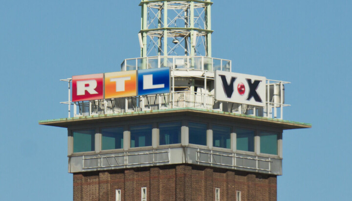 Bilde av Messeturm i Köln med RTL-logo.