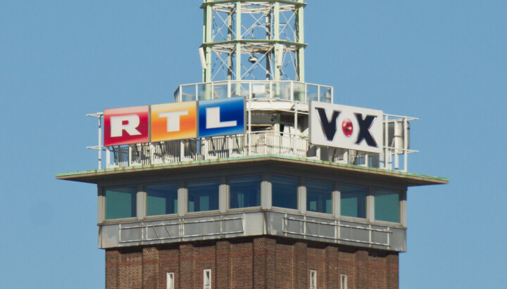 Messeturm i Köln med RTL-logo. Bilde av Messeturm i Köln med RTL-logo.
