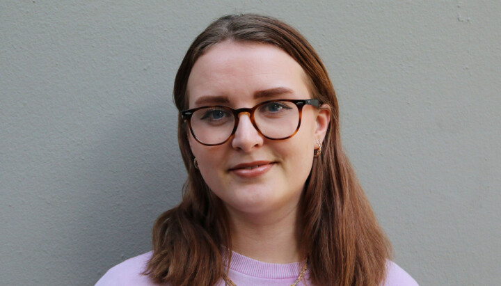 Nikolea Solstad er fast ansatt som nyhetsjournalist i lettlestavisen Klar Tale. Bilde av Nikolea Solstad, som er fast ansatt som nyhetsjournalist i lettlestavisen Klar Tale.