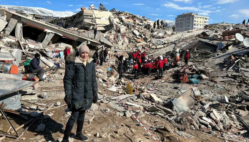 NRK-korrespondent Åse Marit Befring foran en av de mange ruinhaugene i Tyrkia.