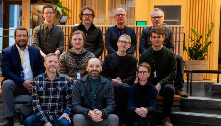 På bildet er: Morten Dahlback (Faktisk), Jon Reidar Hammerfjeld (Publish Lab), John Bones (Skup), Lars Johnsen (Nasjonalbiblioteket (NB), Gustavo Mello (AI Lab OsloMet), Andre Kåsen (NB), Magnus Breder Birkenes (NB), Per Erik Solberg (NB), Roy Krøvel (OsloMet), Per Christian Evensen Helme (NTB) og Yngvil Beyer (NB).