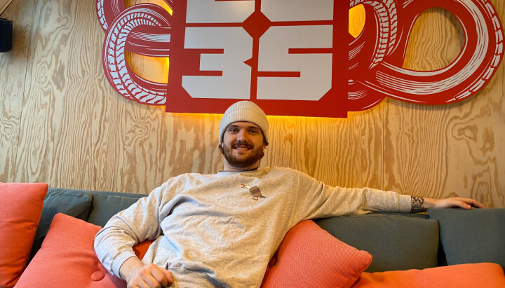 Jonas Johannessen, også kjent som 'jonieboi' , flytter inn i LL35, gaminghuset til NRK.