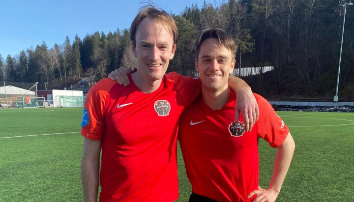 På fritiden spiller brødrene fotball i 4. divisjonsklubben Holmen IF. På fritiden spiller brødrene fotball i 4. divisjonsklubben Holmen IF.