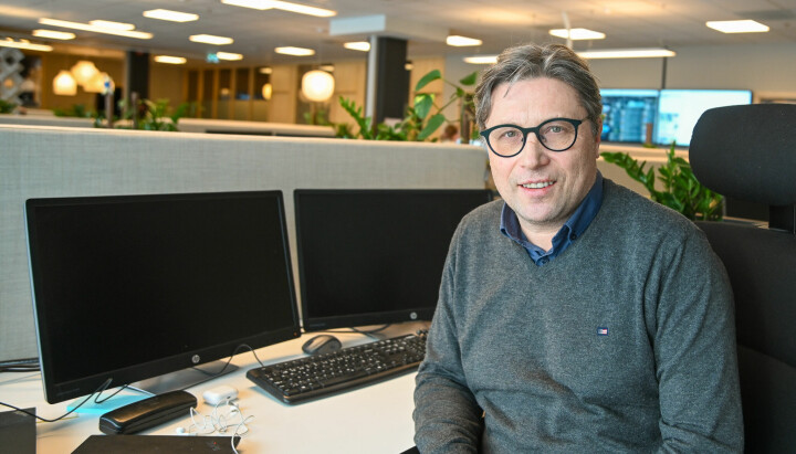 Jørn Steinmoen, ansvarlig redaktør og daglig leder i Laagendalsposten i Kongsberg, sitter ved pulten sin.