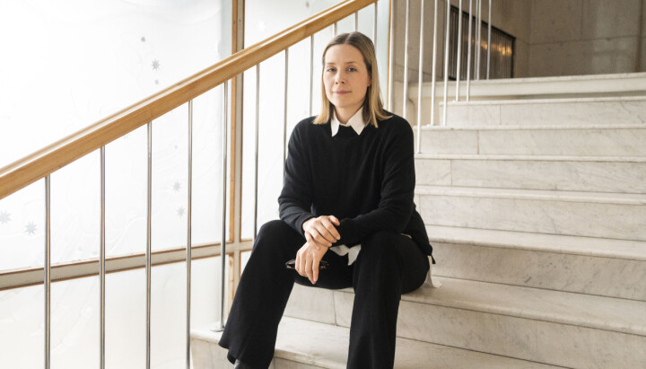 NRKs ferske programdirektør, Camilla Bjørn, sitter i en marmortrappen på Marienlyst.