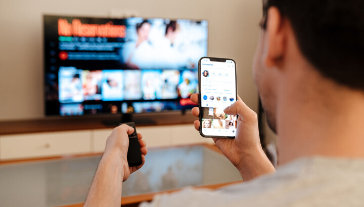 Alle 7 advarslene kom etter brudd på kringkastingsregelverket, og gjaldt brudd på regler om reklame, sponsing og produktplassering. Mann som streamer, samtidig som han ser på mobilen. Medietilsynet