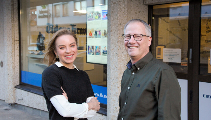 Sjefredaktør Ole Knut Alnæs (til høyre) skryter av Eirin Liabø Røbech, som nå går fra å være salgssjef i Amedia Salg Vest til å bli redaksjonssjef i Tidens Krav. Bilde av redaksjonssjef Eirin Liabø Røbech og sjefredaktør Ole Knut Alnæs i avisen Tidens Krav.