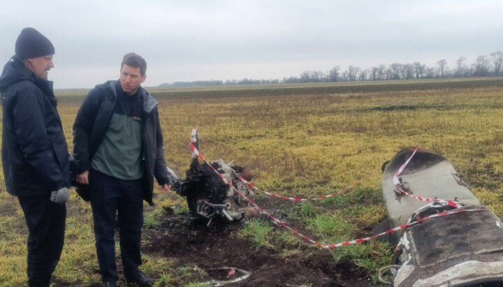 Journalist Nikolai Melamed Kleivan og journalist og fotograf Christian Belagux på jordet utenfor Novovoznesenske.