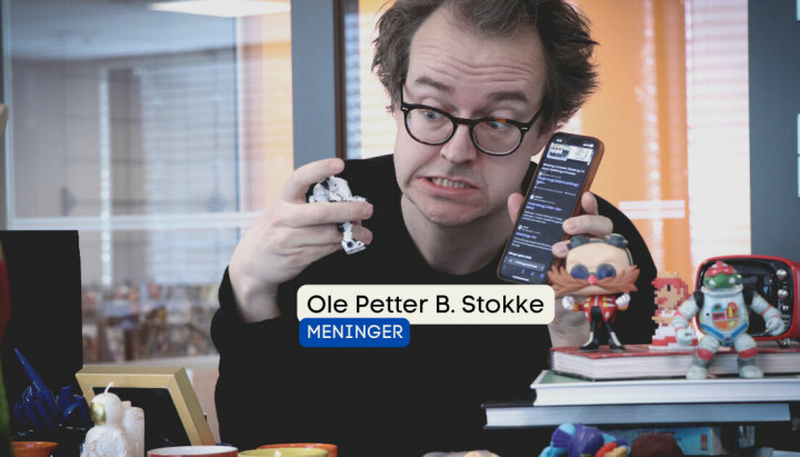 Ole Petter B. Stokke er redaktør i Kode24. På bildet holder han en mobiltelefon og vi ser diverse små actionfigurer.