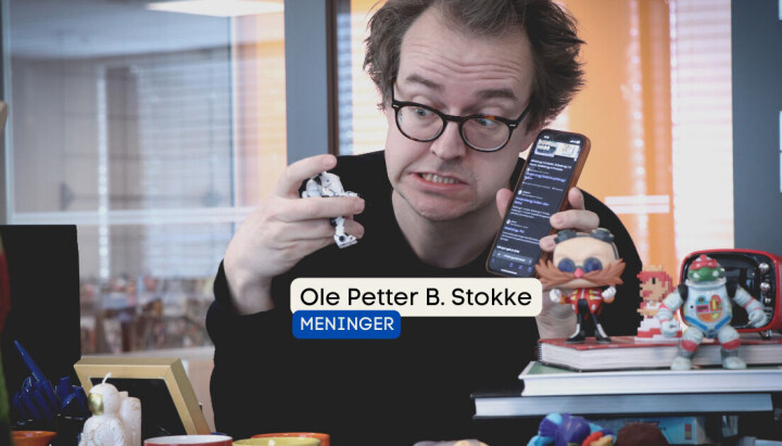 Ole Petter B. Stokke er redaktør i Kode24 Ole Petter B. Stokke er redaktør i Kode24. På bildet holder han en mobiltelefon og vi ser diverse små actionfigurer.