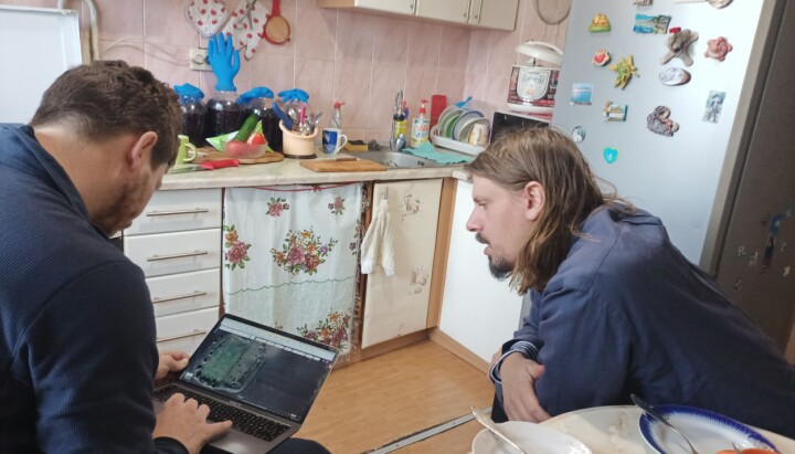 Morgenbladet på kjøkkenet til Oleksandra i Lviv. Morgenbladet på kjøkkenet til Oleksandra i Lviv.
